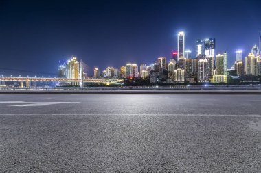 Panoramik manzarası ve binalar gece boş roadchongqing şehir ile