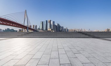 Panoramik siluet ve boş yolu, boş beton zemini olan modern iş binaları.