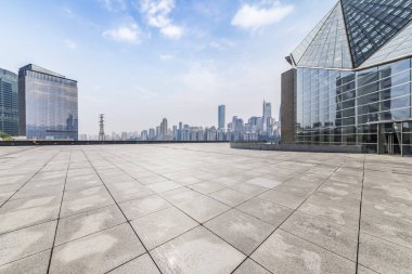 Panoramik siluet ve boş yolu, boş beton zemini olan modern iş binaları.