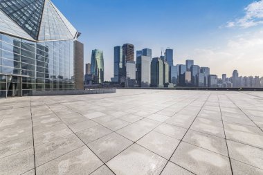 Panoramik siluet ve boş yolu, boş beton zemini olan modern iş binaları.