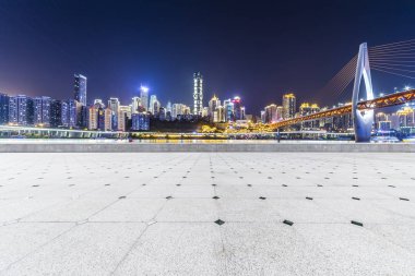 Panoramik manzarası ve binalar gece boş roadchongqing şehir ile