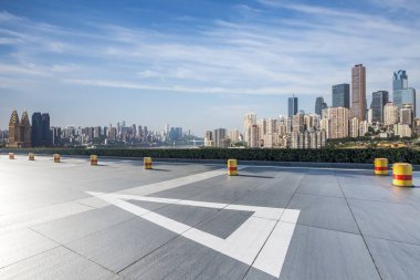 Panoramik siluet ve boş yolu, boş beton zemini olan modern iş binaları.