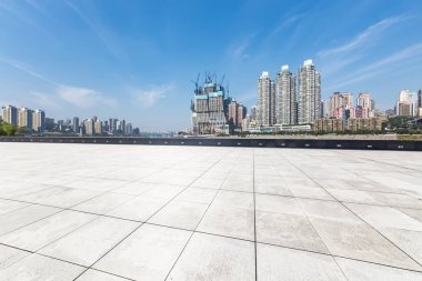 Panoramik siluet ve boş yolu, boş beton zemini olan modern iş binaları.