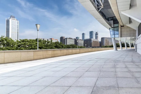 Panoramik Siluet Boş Yolu Boş Beton Zemini Olan Modern Binaları — Stok fotoğraf