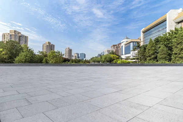 Panoramik siluet ve boş yolu, boş beton zemini olan modern iş binaları.