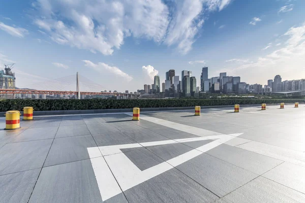 Panoramik siluet ve boş yolu, boş beton zemini olan modern iş binaları.