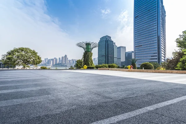 Panoramik Siluet Boş Yolu Boş Beton Zemini Olan Modern Binaları — Stok fotoğraf