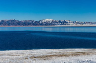  Kar dağ arka plan yılı, Çin Xinjiang, donmuş Sailimu Gölü