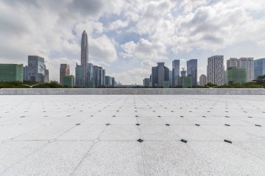Panoramik siluet ve boş yolu, boş beton zemini olan modern iş binaları.