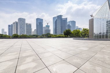 Panoramik siluet ve boş yolu, boş beton zemini olan modern iş binaları.