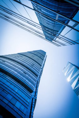 Modern gökdelenlerin mavi gökyüzüne karşı alt görünümü