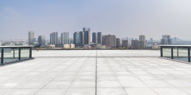 Panoramik siluet ve boş yolu, boş beton zemini olan modern iş binaları.