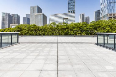 Panoramik siluet ve boş yolu, boş beton zemini olan modern iş binaları.