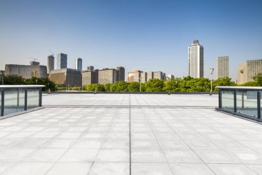 Panoramik siluet ve boş yolu, boş beton zemini olan modern iş binaları.
