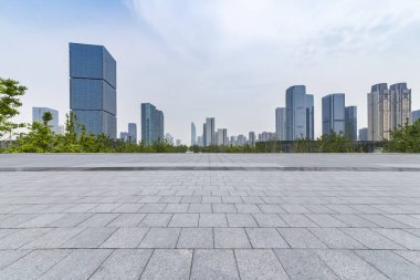 Panoramik siluet ve boş yolu, boş beton zemini olan modern iş binaları.