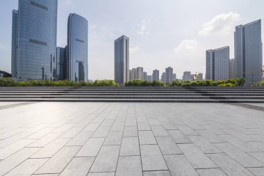 Panoramik siluet ve boş yolu, boş beton zemini olan modern iş binaları.