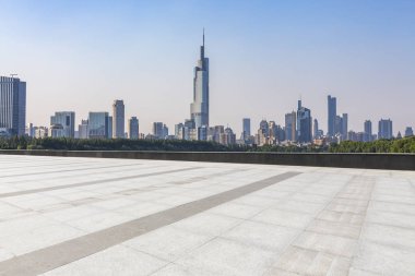 Panoramik siluet ve boş yolu, boş beton zemini olan modern iş binaları.
