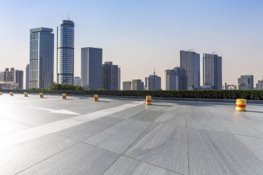 Panoramik siluet ve boş yolu, boş beton zemini olan modern iş binaları.