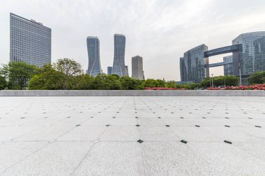 Panoramik siluet ve boş yolu, boş beton zemini olan modern iş binaları.
