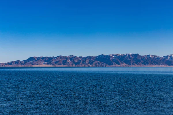 Lago Sailimu Congelado Com Fundo Montanha Neve Yili Xinjiang China — Fotografia de Stock