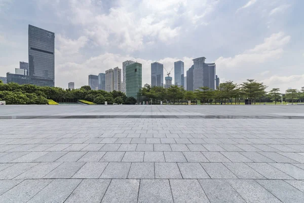 Panoramik siluet ve boş yolu, boş beton zemini olan modern iş binaları.