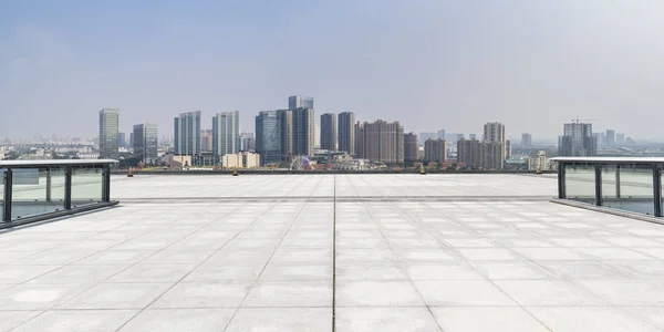 Panoramik Siluet Boş Yolu Boş Beton Zemini Olan Modern Binaları — Stok fotoğraf