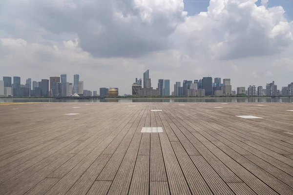 Panoramik Siluet Boş Yolu Boş Beton Zemini Olan Modern Binaları — Stok fotoğraf