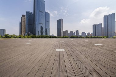 Panoramik siluet ve boş yolu, boş beton zemini olan modern iş binaları.