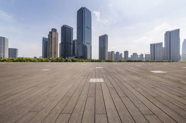 Panoramik siluet ve boş yolu, boş beton zemini olan modern iş binaları.