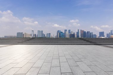 Panoramik siluet ve boş yolu, boş beton zemini olan modern iş binaları.