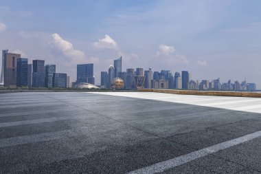 Panoramik siluet ve boş yolu, boş beton zemini olan modern iş binaları.