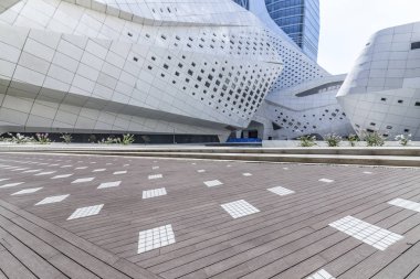 Panoramik siluet ve boş yolu, boş beton zemini olan modern iş binaları.