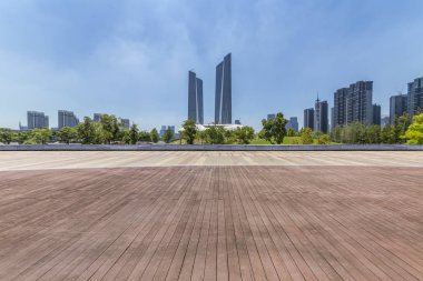 Panoramik siluet ve boş yolu, boş beton zemini olan modern iş binaları.