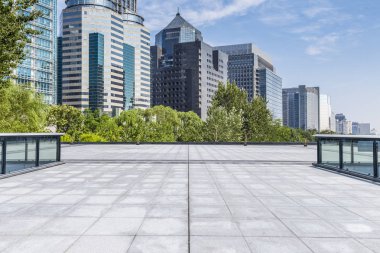 Panoramik siluet ve boş yolu, boş beton zemini olan modern iş binaları.
