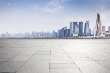 Panoramik siluet ve boş yolu, boş beton zemini olan modern iş binaları.