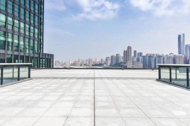 Panoramik siluet ve boş yolu, boş beton zemini olan modern iş binaları.