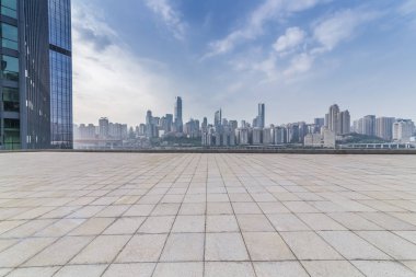 Panoramik siluet ve boş yolu, boş beton zemini olan modern iş binaları.