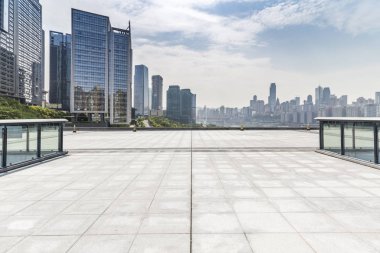 Panoramik siluet ve boş yolu, boş beton zemini olan modern iş binaları.
