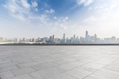 Panoramik siluet ve boş yolu, boş beton zemini olan modern iş binaları.