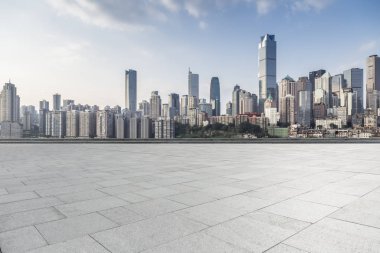 Panoramik siluet ve boş yolu, boş beton zemini olan modern iş binaları.