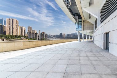 Panoramik siluet ve boş yolu, boş beton zemini olan modern iş binaları.