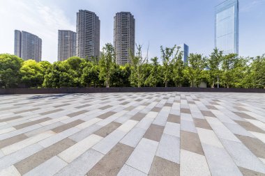 Panoramik siluet ve boş yolu, boş beton zemini olan modern iş binaları.
