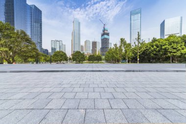 Panoramik siluet ve boş yolu, boş beton zemini olan modern iş binaları.