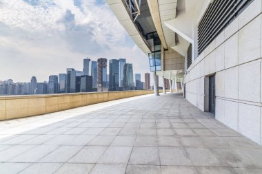 Panoramik siluet ve boş yolu, boş beton zemini olan modern iş binaları.