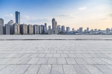 Panoramik siluet ve boş yolu, boş beton zemini olan modern iş binaları.