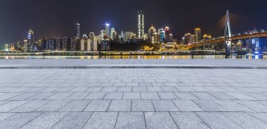 Panoramik manzarası ve binalar gece boş roadchongqing şehir ile