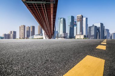 Panoramik siluet ve boş yolu, boş beton zemini olan modern iş binaları.