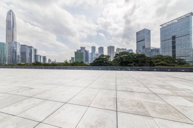 Panoramik siluet ve boş yolu, boş beton zemini olan modern iş binaları.