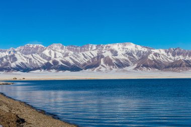  Kar dağ arka plan yılı, Çin Xinjiang, donmuş Sailimu Gölü