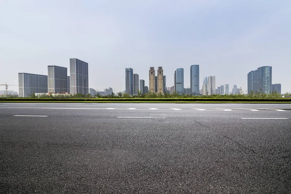 Panorámás Tetőtér Modern Irodaházak Üres Úttal Üres Betonpadlóval — Stock Fotó